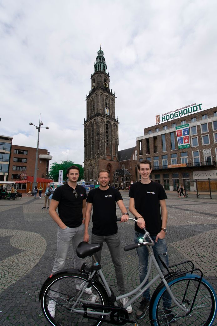Youri van Vilstreren, Luuk Toonstra en Gijs Koopman met hun flitsbel.