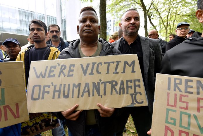 Slachtoffers van de mensenhandel op de Borealis-site in de Antwerpse haven bij een eerdere protestactie aan het kabinet van minister Crevits.