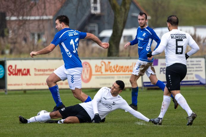 Bas Brom (13) van GVA houdt zich knap staande bij een tackle in het duel met koploper SCE uit Nijmegen.