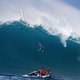 Huiveringwekkend: surfer overleeft val van 12 meter