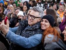 Robbie Williams in Amsterdam als beeldend kunstenaar in Moco Museum: ‘Let’s burn these fuckers’