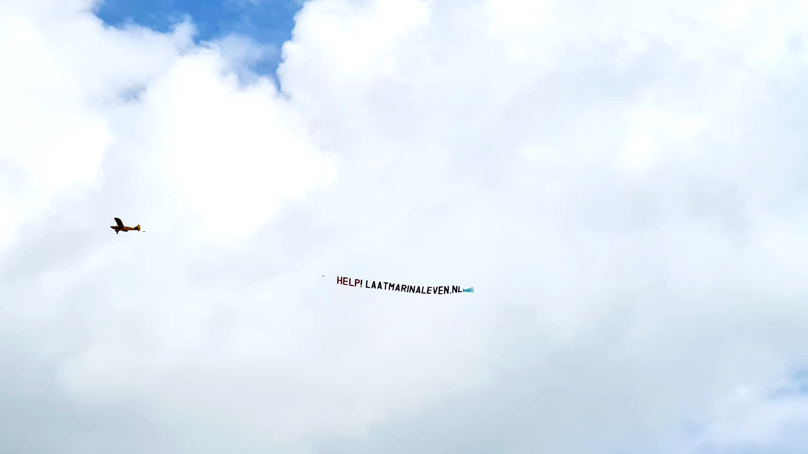 Vanmiddag kun je uitkijken naar het vliegtuigje met de tekst 'Help! Laatmarinaleven.nl