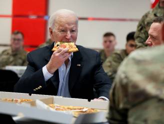 Biden bezoekt militairen in Polen maar heeft honger: “We hebben pizza!”