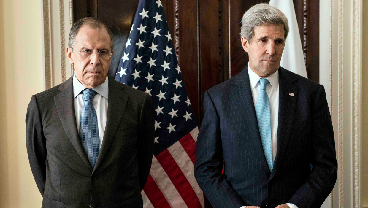 De Russische minister van buitenlandse zaken Sergej Lavrov en zijn Amnerikaanse ambtgenoot John Kerry, voorafgaand aan hun ontmoeting in Londen over de crisis in Oekraïne. Beeld REUTERS