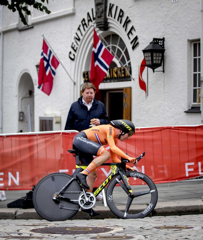 Annemiek van Vleuten tijdens haar individuele tijdrit.