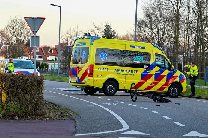 Zowel de fiets als de auto raakten flink beschadigd.