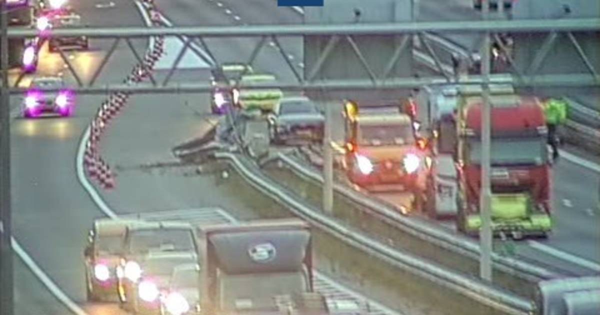 A28 dicht na ongeluk: reparatie vangrail duurt hele ochtend, omrijden via Apeldoorn.
