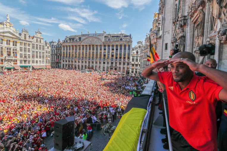 Rode Duivel Vincent Kompany op het balkon van de het stadhuis te Brussel tijdens de huldiging voor de derde plaats op het WK afgelopen zomer. Beeld Reuters