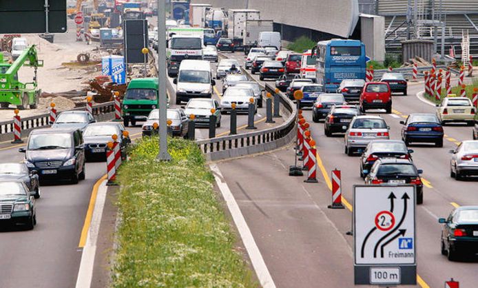 Auto's die bij wegwerkzaamheden in Duitsland op de linkerbaan rijden, mogen inclusief spiegels slechts twee meter breed zijn.