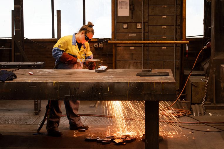 Een leerling-lasser aan het werk in de algemene werkplaats van Tata Steel. Beeld Olaf Kraak