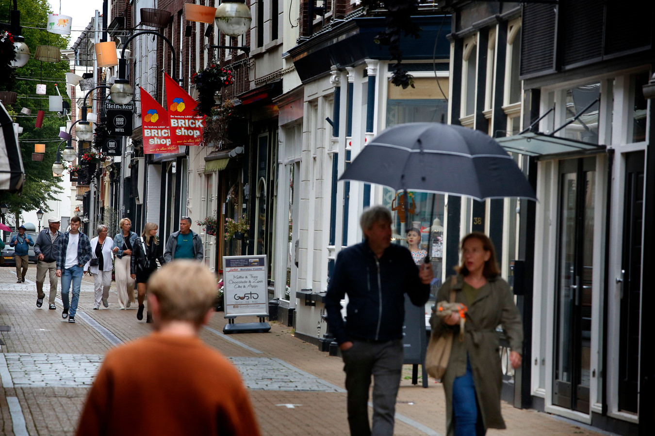 Een aantal winkels aan de Langendijk in Gorinchem gaat zaterdag open, ongeacht de dan geldende coronaregels.