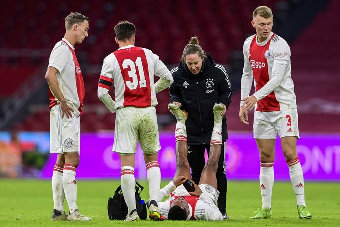 Danilo wordt geholpen na kramp.