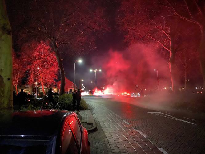 Protest tegen avondklok in Nederland ontspoort: betogers steken teststraat in brand, jongeren keren zich tegen politie