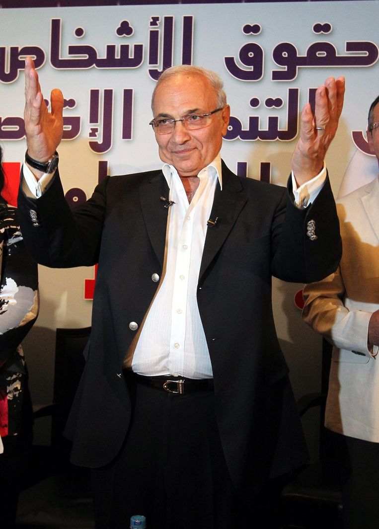 Ahmed Shafiq begroet zijn aanhangers tijdens een persconferentie gisteren in Caïro. Beeld epa