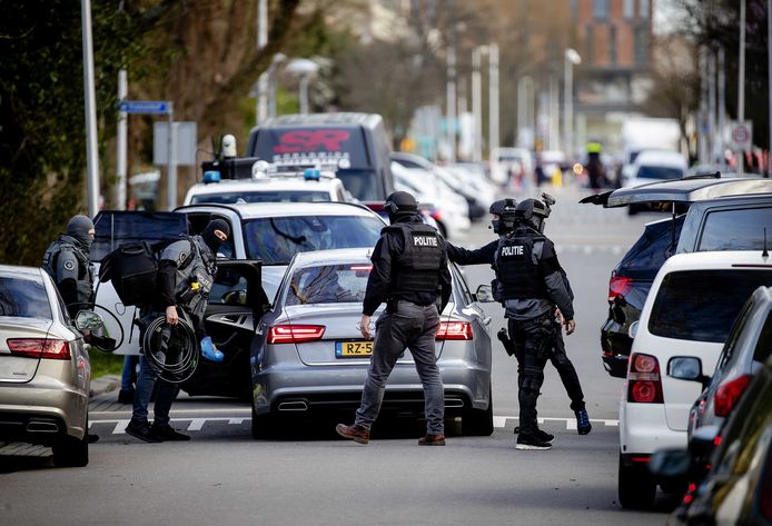 De politie viel na de aanslag op het 24 Oktoberplein op veertien plekken in Utrecht woningen binnen, zoals hier in de omgeving van de Trumanlaan.