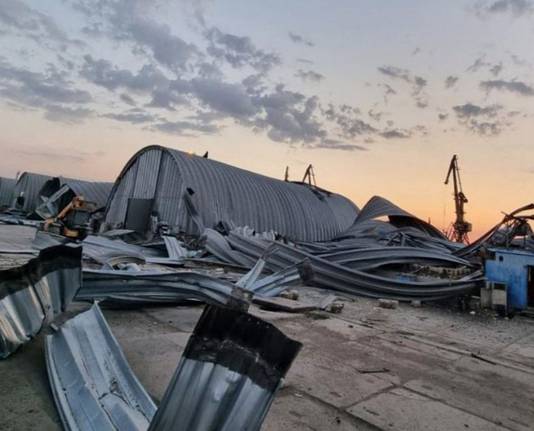 
Rusland heeft volgens Oekraïne in de nacht van dinsdag op woensdag vernietigende aanvallen uitgevoerd op graansilo's en andere opslagplaatsen voor graan in een haven aan de Donau.
