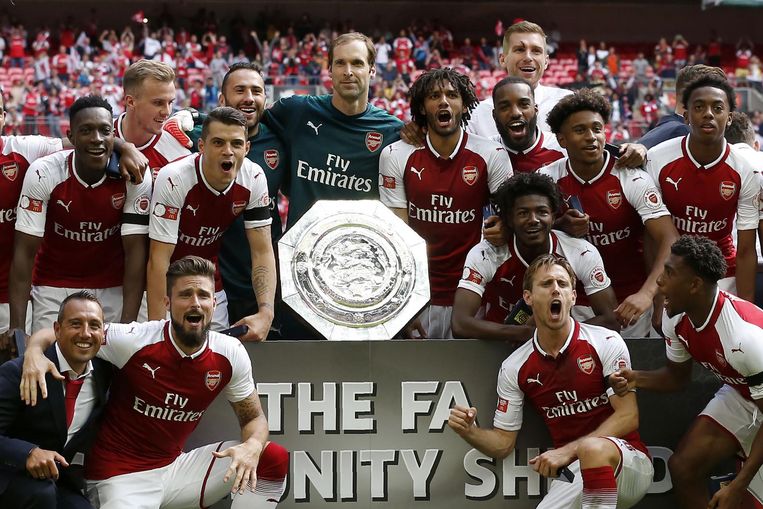 Het team van Arsenal met de FA Community Shield. Beeld afp