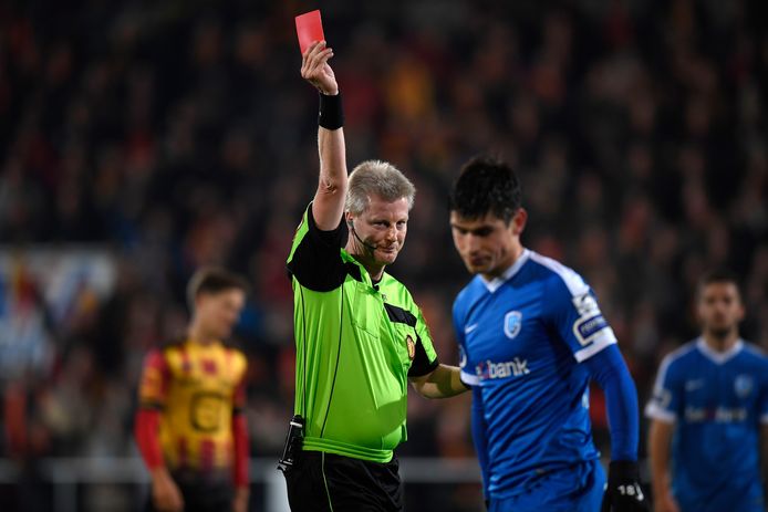 Dierick toont Malinovskyi de rode kaart in de bekerpartij op KV Mechelen.