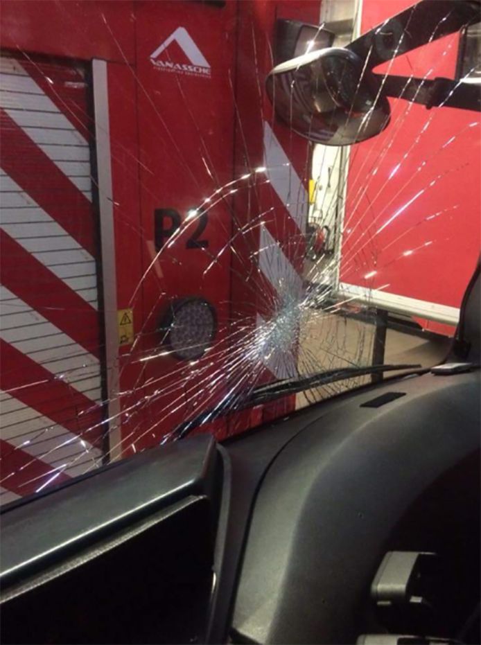 Onruststokers beschadigden een brandweerwagen in Molenbeek.