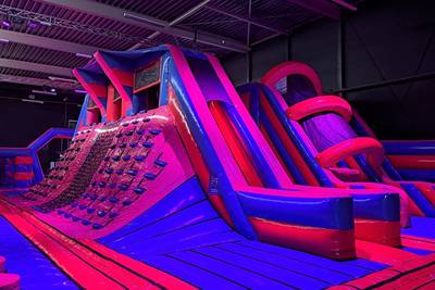 Bounce Valley is geopend! Zo ziet het luchtkussenpark in Delft eruit