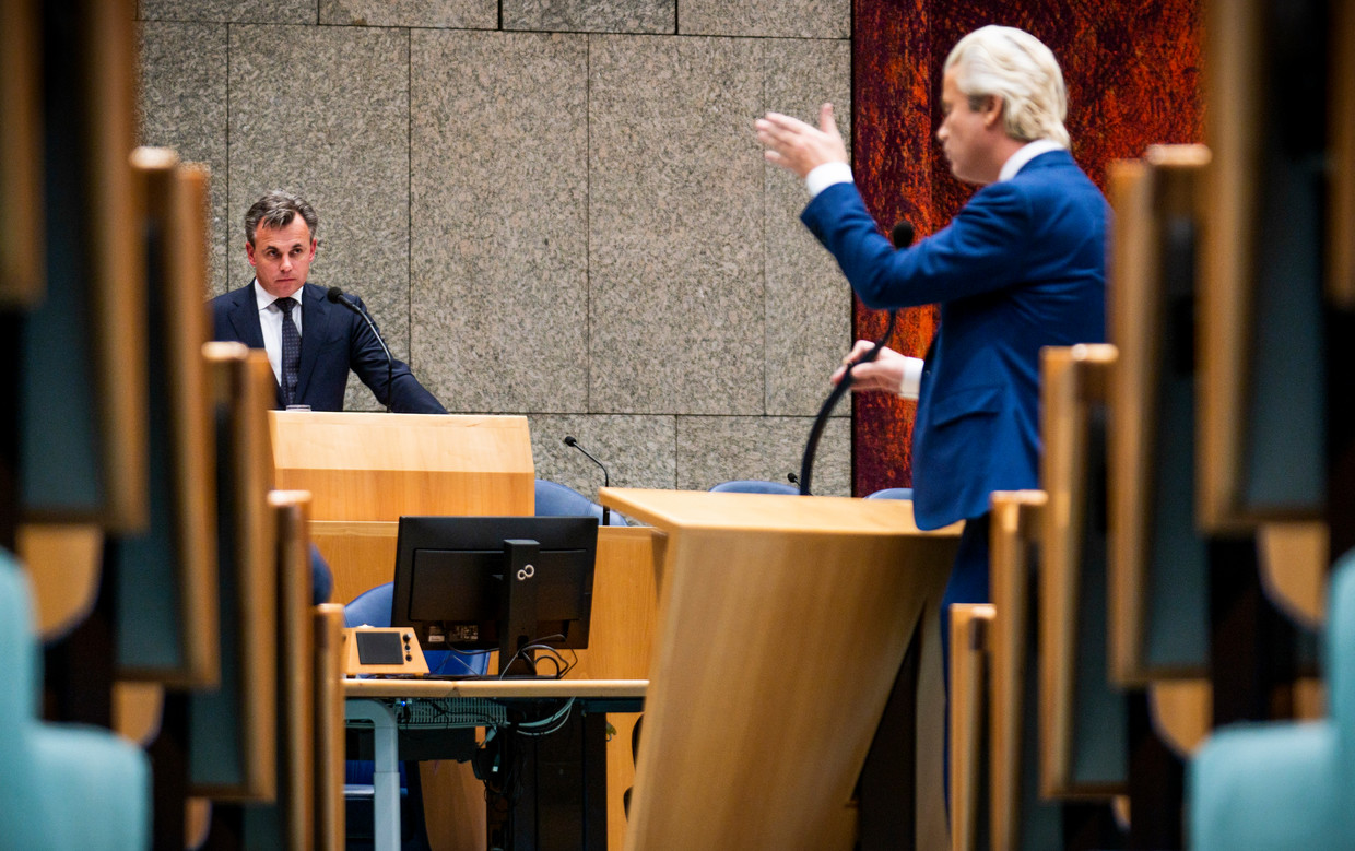 Staatssecretaris Mark Harbers van Justitie en Veiligheid (VVD) en Geert Wilders (PVV) tijdens het debat over het kinderpardon. Beeld Freek van den Bergh
