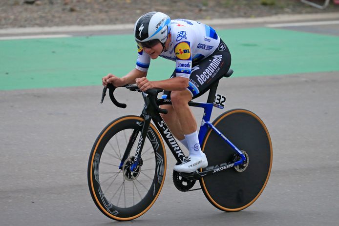 Remco Evenepoel verlsoeg Filippo Ganna in Argentinië.