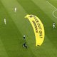 ► ‘Greenpeace’-parachutist stort neer in stadion tijdens Frankrijk-Duitsland