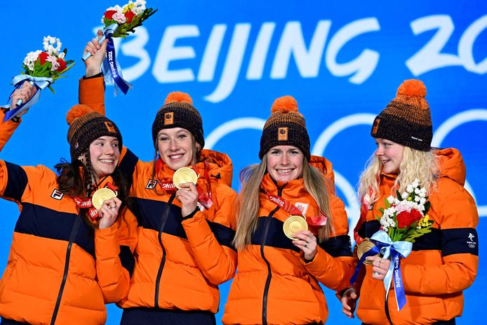 De shorttrackers tonen hun gouden plak.