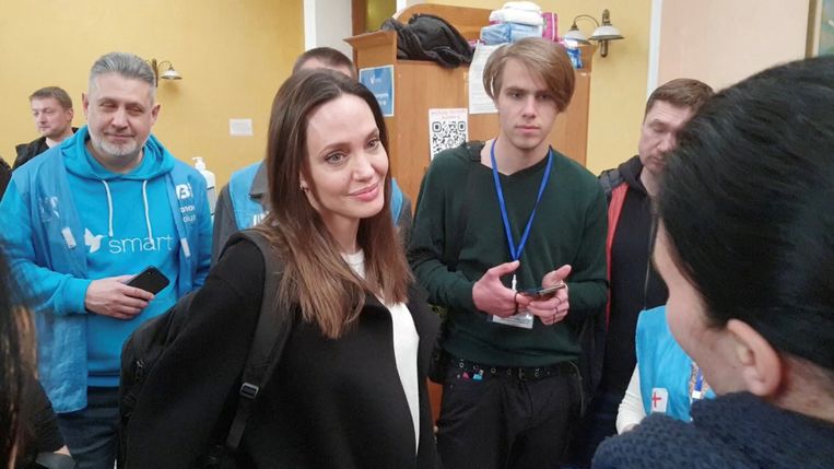  Angelina Jolie in gesprek met gevluchte ouders.  Beeld VIA REUTERS
