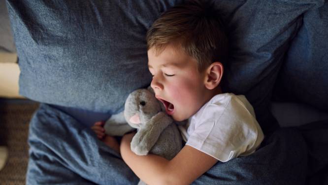 Wondermiddel of gevaarlijk? Steeds meer ouders geven hun kind melatonine om beter te slapen. Expert reageert