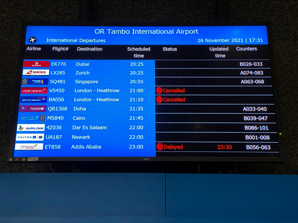 Een digitaal displaybord met geannuleerde vluchten vrijdag op O.R. Tambo International Airport in Johannesburg.
