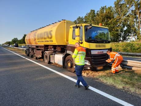 Vrachtwagen rijdt tegen vangrail: groot deel van de middag nog overlast