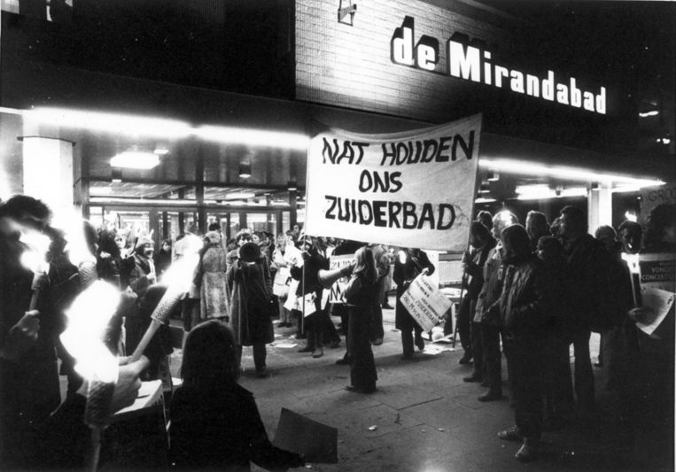 Demonstratie tegen de sluiting van het Zuiderbad voor de ingang van het net verbouwde Mirandabad. 2-2-1979. Beeld ANP