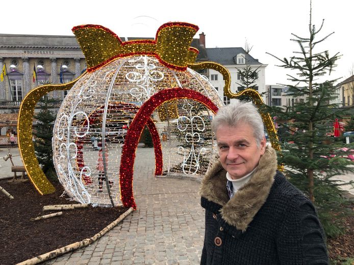Danny Puyneers bij de kerstversiering op de Grote Markt.
