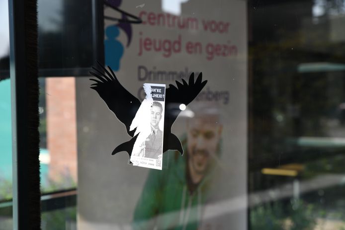 RAAMSDONKSVEER - Ondanks de schoonmaakbeurt van de gemeente is er nog net een stukje van de poster te zien van actiegroep de Witte Roos met het woord vrijheid op het vrijheidssymbool van de gemeente een vrije duif. Dit alles op de voordeur van het gemeentehuis van Raamsdonksveer.