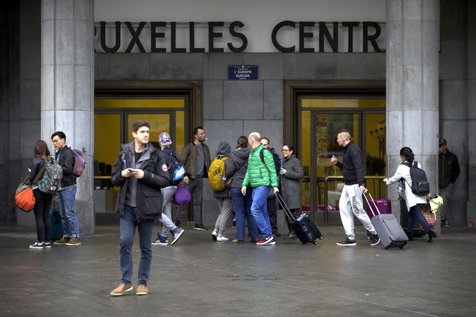 Reizigers aan het station Brussel-Centraal (archiefbeeld).