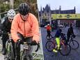 De eerste passanten zwoegen op de Paterberg in Kluisbergen tijdens de Ronde van Vlaanderen voor wielertoeristen.  / De eerste vertrekkers op de Markt in Brugge, mét regenjasje.