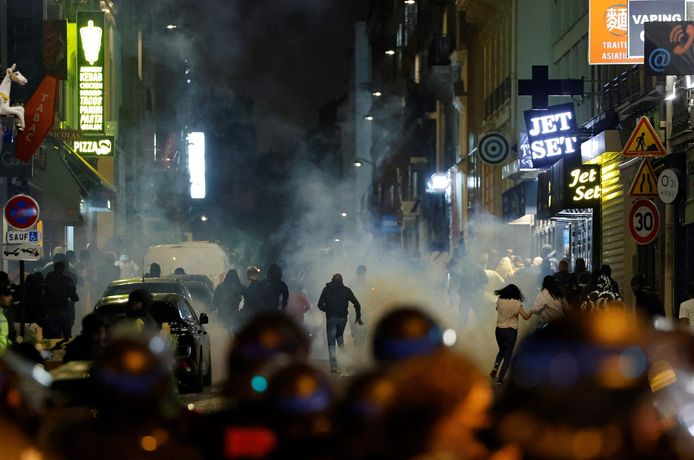 Ook in Parijs vonden afgelopen nacht rellen plaats. Tientallen relschoppers werden gearresteerd.