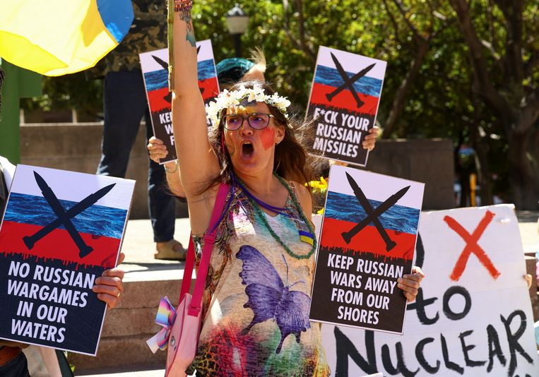 Activisten protesteren bij het Russische consulaat in Kaapstad tegen de militaire oefening van Zuid-Afrika, Rusland en China. Beeld Reuters