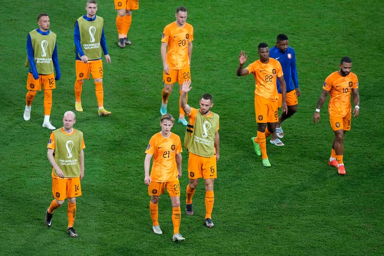 De gezichten van de Oranjespelers spreken boekdelen na het teleurstellende duel tegen Ecuador.  Beeld AP