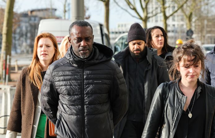 Sanda's familie, waaronder de partner van zijn broer (links), Sanda's papa Ousmane (midden links), zijn broer (midden rechts) en zijn stiefmoeder (rechts achteraan)