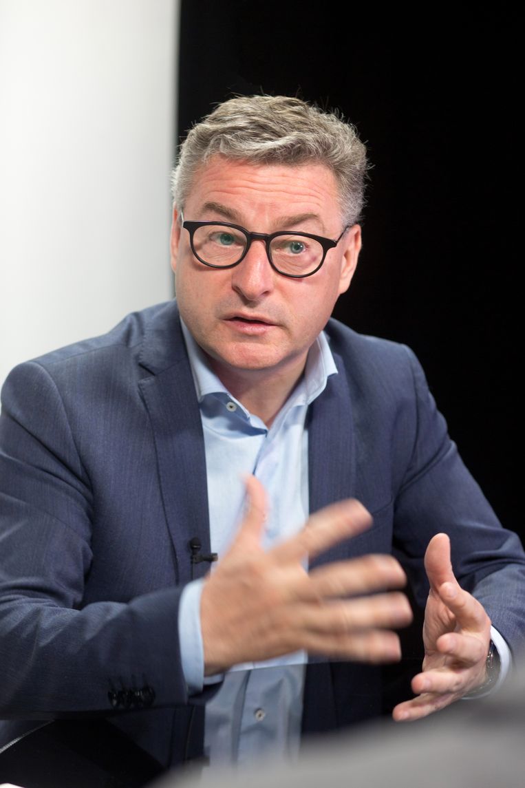 Koen Van den Heuvel (54) was twintig jaar lang burgemeester van zijn geliefde Puurs, nu Puurs-Sint-Amands, maar werd begin dit jaar voor de leeuwen gegooid als opvolger van Joke Schauvliege in de periode van de klimaatbetogingen. “Ik herinner me nog die spandoeken met opschriften als ‘Koen moet het doen’ en ‘Met Van den Heuvel naar de top’. Leuk meegenomen natuurlijk en ik denk niet dat ik het heb verbrod”, lacht Van den Heuvel. Hij zal nu moeten proberen om stand te houden in de poule des doods in Antwerpen met Bart De Wever (N-VA), Bart Somers (Open Vld) en Meyrem Almaci (Groen).
