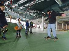Skaters leren kickflip in oude V&D-pand Hengelo: ‘Je blijft er lekker jong en speels bij’ 