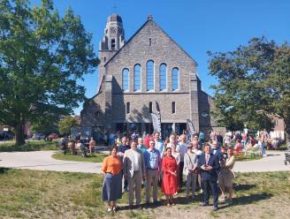 Adieu beton, welkom groen: indrukwekkende metamorfose voor omgeving Sint-Jozefskerk dankzij onthardingsproject 