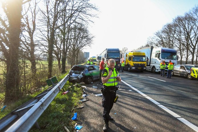 De politie doet onderzoek naar ongevallen op de A67 bij Someren.