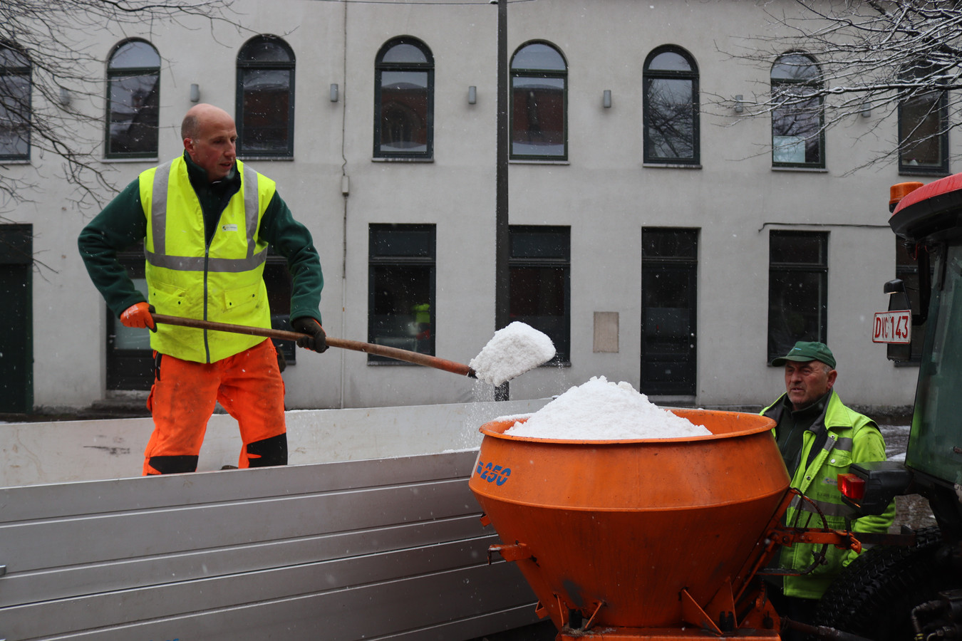 Eerste keer sneeuwpret in SintNiklaas Stadspark en Grote Markt