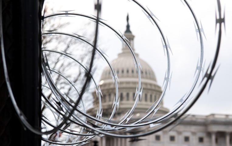 Na de bestorming van het Capitool door aanhangers van afscheidnemend president Donald Trump op 6 januari, is Washington in de aanloop naar de eedaflegging van Joe Biden komende week veranderd in een versterkte burcht. Beeld AFP