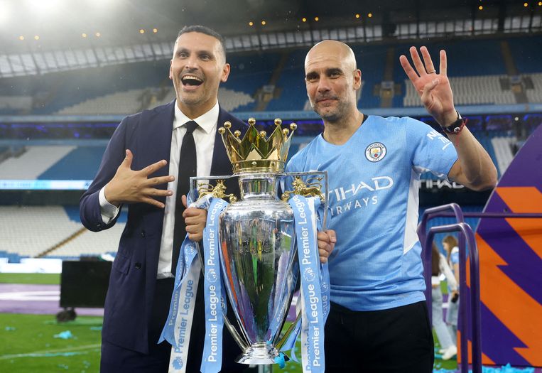 Voorzitter van Manchester City, Khaldoon Al Mubarak (l) en trainer Pep Guardiola vorig jaar jaar met de trofee behorend bij het winnen van de Premier League. Beeld REUTERS