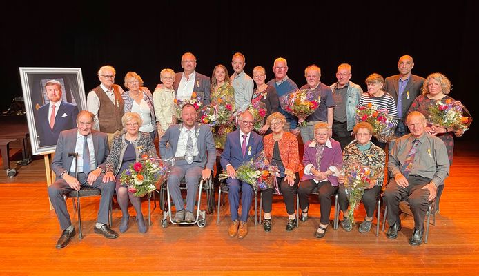 De gedecoreerden in Oude IJsselstreek op de foto met hun partners en burgemeester Otwin van Dijk.