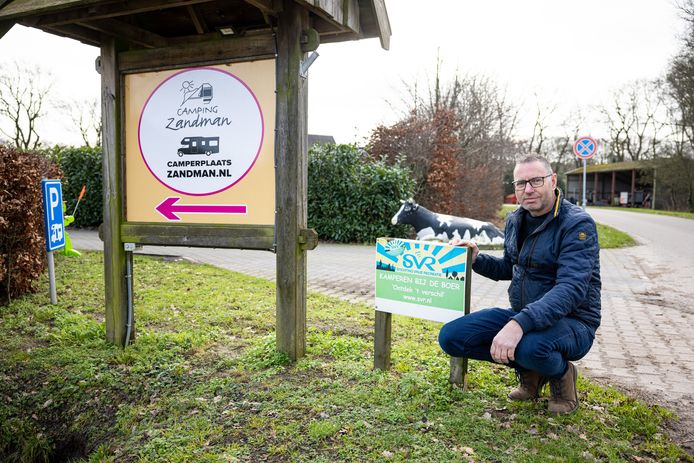 Bert Zandman heeft een minicamping bij zijn melkveebedrijf. ,,Dankzij de campers wordt het seizoen steeds langer.”
